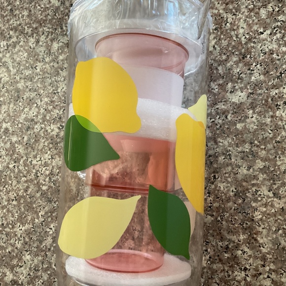 Kate Spade Lemon design Pitcher 58 oz and set of 2 cups 12 oz NIB - Picture 6 of 7